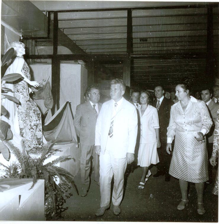 Vizita preşedintelui Nicolae Ceauşescu împreună cu Elena Ceauşescu şi alţi conducători de partid şi de stat la Târgul de mostre şi bunuri de consum de la Complexul Expoziţional din Piaţa Scânteii.(20.VIII.1977)