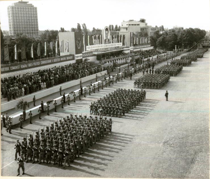 Aspect de la marea demonstraţie a oamenilor muncii din Piaţa Aviatorilor prilejuită de aniversarea a 33 de ani de la victoria insurecţiei naţionale antifasciste şi antiimperialiste a poporului român.(23.VIII.1977)