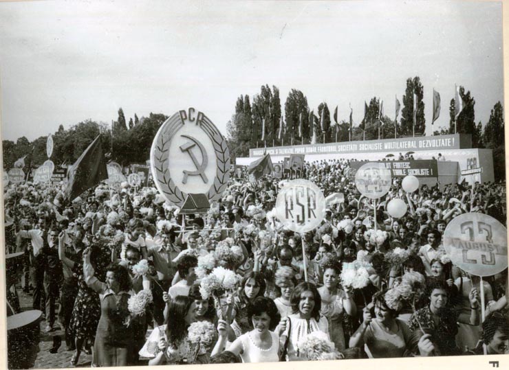 Aspect de la marea demonstraţie a oamenilor muncii din Piaţa Aviatorilor prilejuită de aniversarea a 33 de ani de la victoria insurecţiei naţionale antifasciste şi antiimperialiste a poporului român.(23.VIII.1977)