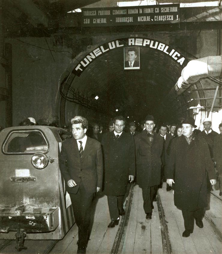 Vizita de lucru a lui Nicolae Ceauşescu împreună cu alţi conducători de partid şi de stat pe şantierele metroului bucureştean.(19.X.1977)