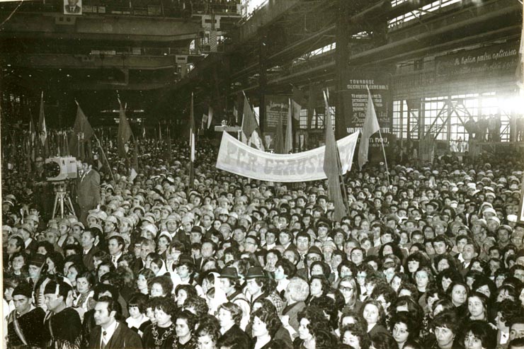 Aspect din timpul adunării populare ce a avut loc în municipiul Hunedoara cu prilejul vizitei de lucru a lui Nicolae Ceauşescu împreună cu alţi conducători de partid şi de stat în judeţul Hunedoara.(9-10.XI.1977)