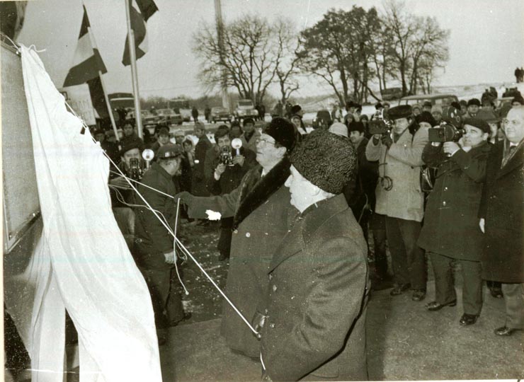 Vizita de prietenie în ţara noastră a preşedintelui Republicii Socialiste Federative Iugoslavia, Iosip Broz Tito. Aspect de la dezvelirea plăcii inaugurale a lucrărilor construcţiei hidrocentralei Porţile de Fier II.(3.XII.1977)