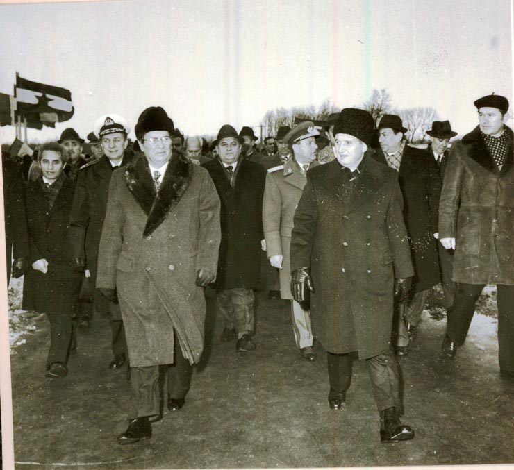 Aspect de la întâlnirea, la Drobeta Turnu-Severin, a preşedintelui Nicolae Ceauşescu cu Iosip Broz Tito, preşedintele Republicii Socialiste Federative Iugoslavia, care face o vizită de prietenie în ţara noastră.(3-4.XII.1977)