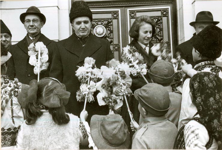 Aspect din timpul urărilor de Anul Nou 1978, adresate de copii şi tineri conducerii de partid şi de stat în faţa sediului C.C. al P.C.R.(30.XII.1977)