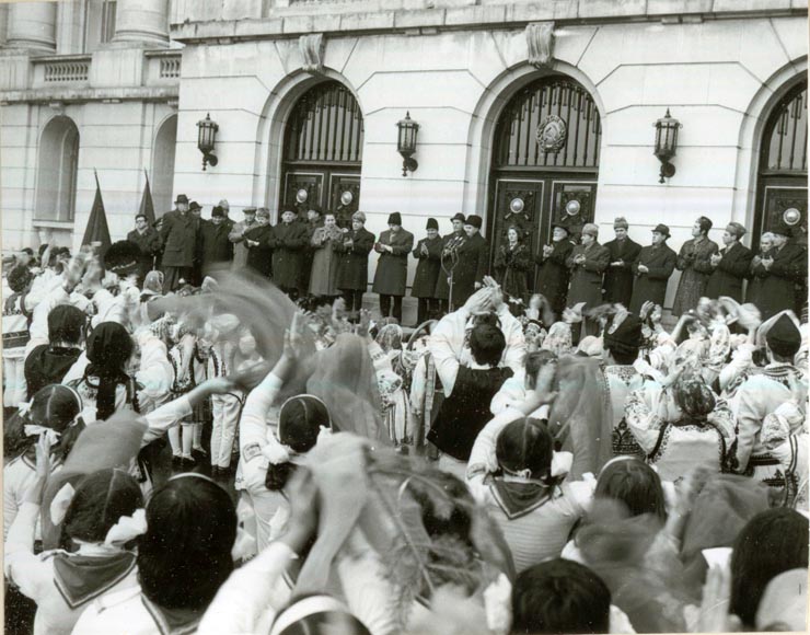Aspect din timpul urărilor de Anul Nou 1978, adresate de copii şi tineri conducerii de partid şi de stat în faţa sediului C.C. al P.C.R.(30.XII.1977)