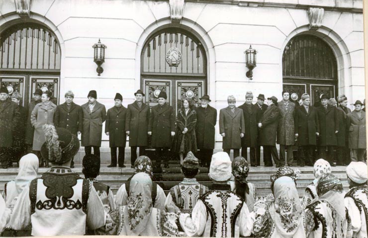 Conducători de partid şi de stat în faţa sediului C.C. al P.C.R., cu prilejul urărilor de Anul Nou 1978.(30.XII.1977)