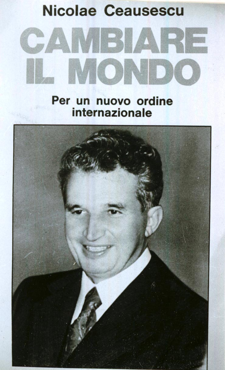 Coperta volumului apărut în Italia intitulat „Nicolae Ceauşescu. Să schimbăm lumea. Pentru o nouă ordine internaţională”.(1977)