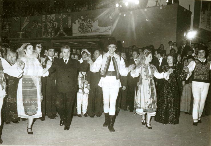Conducători de partid şi de stat în mijlocul tineretului la revelionul organizat la Complexul expoziţional din Piaţa Scânteii.(1.I.1978)