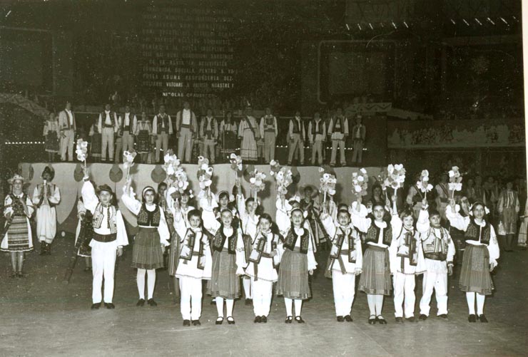 Aspect de la spectacolul dat de copii şi tineret la revelionul tineretului, organizat la Complexul expoziţional din Piaţa Scânteii, în prezenţa conducătorilor de partid şi de stat.(1.I.1978)