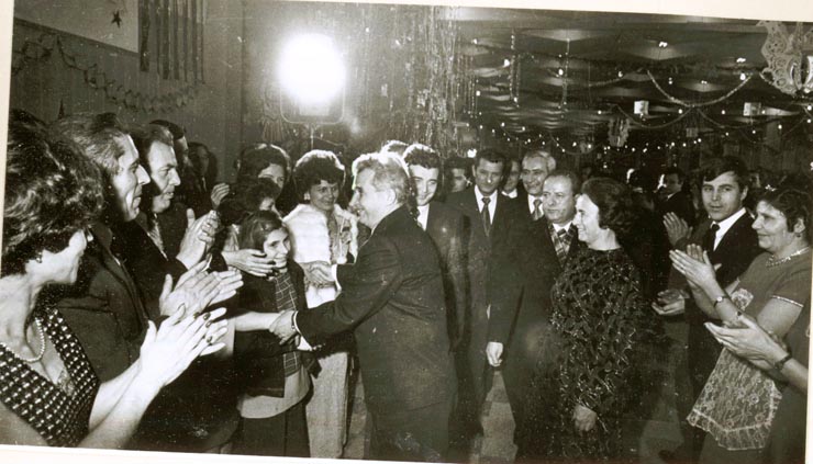 Conducători de partid şi de stat prezenţi în noaptea Anului Nou în mijlocul oamenilor muncii la întreprinderea „23 August” din Capitală.(1.I.1978)