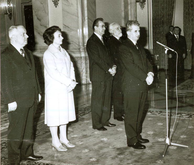 Aspect din timpul solemnităţii decorării de către preşedintele Nicolae Ceauşescu a unor vechi militanţi ai mişcării muncitoreşti, cu prilejul împlinirii vârstei de 70, 75, 80, 85 şi 90 de ani.(24.I.1978)