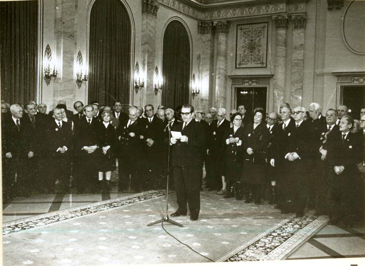 Aspect din timpul solemnităţii decorării de către preşedintele Nicolae Ceauşescu a unor vechi militanţi ai mişcării muncitoreşti, cu prilejul împlinirii vârstei de 70, 75, 80, 85 şi 90 de ani.(24.I.1978)