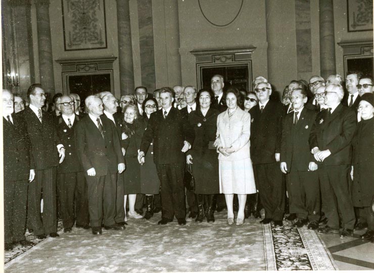 Aspect din timpul solemnităţii decorării de către preşedintele Nicolae Ceauşescu a unor vechi militanţi ai mişcării muncitoreşti, cu prilejul împlinirii vârstei de 70, 75, 80, 85 şi 90 de ani.(24.I.1978)