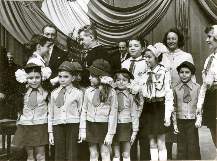 Aspect din timpul solemnităţii decorării de către preşedintele Nicolae Ceauşescu a unor vechi militanţi ai mişcării muncitoreşti, cu prilejul împlinirii vârstei de 70, 75, 80, 85 şi 90 de ani.(24.I.1978)