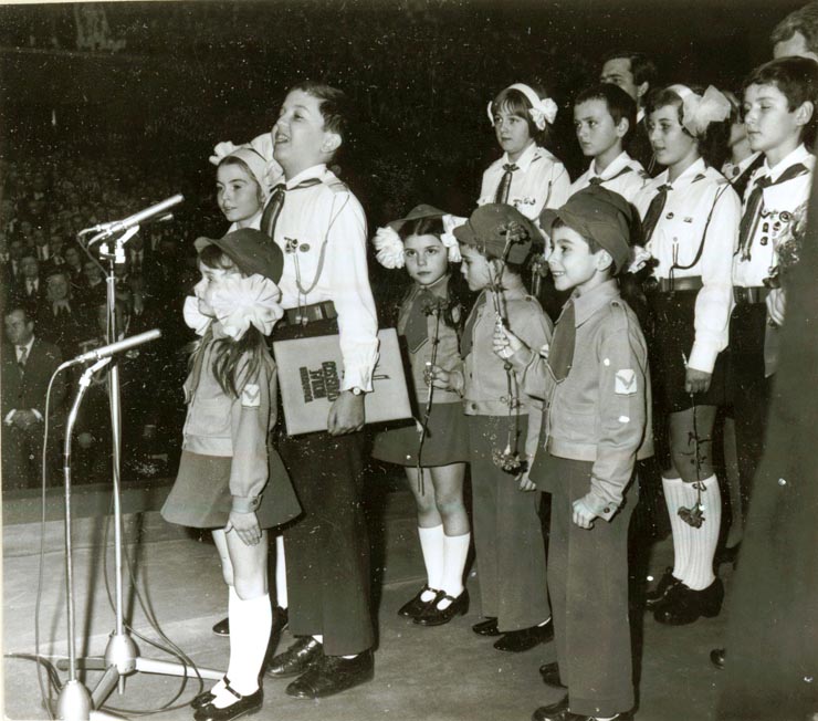 Aspect din timpul solemnităţii decorării de către preşedintele Nicolae Ceauşescu a unor vechi militanţi ai mişcării muncitoreşti, cu prilejul împlinirii vârstei de 70, 75, 80, 85 şi 90 de ani.(24.I.1978)