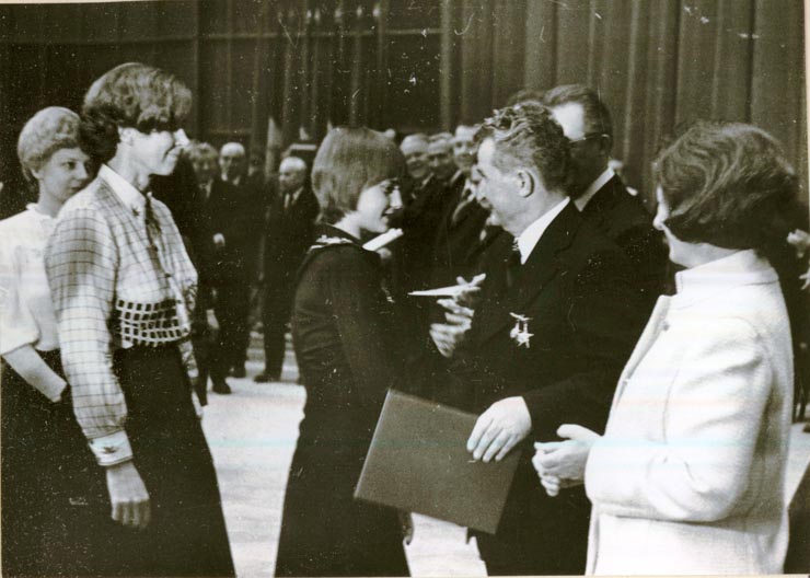 Aspect din timpul adunării festive de la Sala Palatului Republicii cu prilejul împlinirii preşedintelui Nicolae Ceauşescu a 60 de ani de viaţă şi a 45 de ani de activitate revoluţionară.Mesajul prezentat de membrii delegaţiei sportive din care a făcut parte şi tripla campioană olimpică Nadia Comăneci.(25.I.1978) 