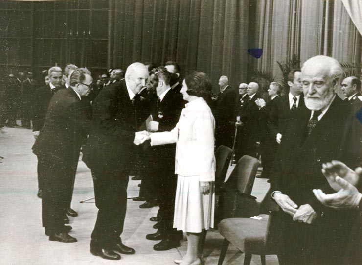 Aspect din timpul adunării festive de la Sala Palatului Republicii cu prilejul împlinirii preşedintelui Nicolae Ceauşescu a 60 de ani de viaţă şi a 45 de ani de activitate revoluţionară. Mesajul prezentat de membrii delegaţiei Institutului de Studii Istorice şi Social-politice: Ion Popescu-Puţuri şi Gheorghe Zaharia.(25.I.1978) 