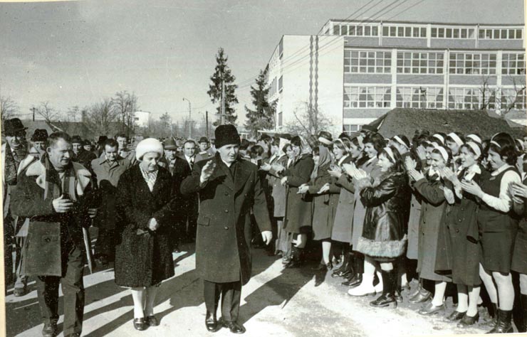 Aspect din timpul vizitei lui Nicolae Ceauşescu şi a Elenei Ceauşescu în comuna Scorniceşti, judeţul Olt.(28.I.1978)