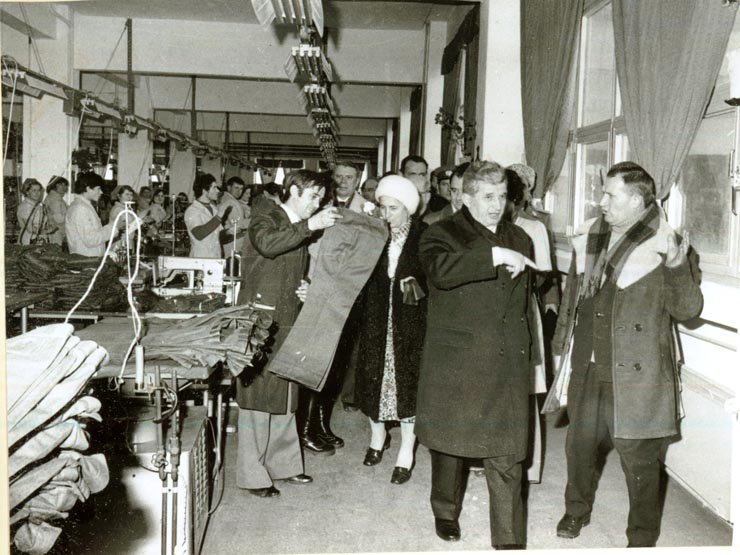 Vizita lui Nicolae Ceauşescu şi a Elenei Ceauşescu în comuna Scorniceşti, judeţul Olt. La fabrica de confecţii din comună.(28.I.1978)
