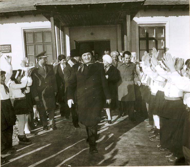Vizita lui Nicolae Ceauşescu şi a Elenei Ceauşescu în comuna Scorniceşti. Vizitarea bibliotecii comunale.(28.I.1978)