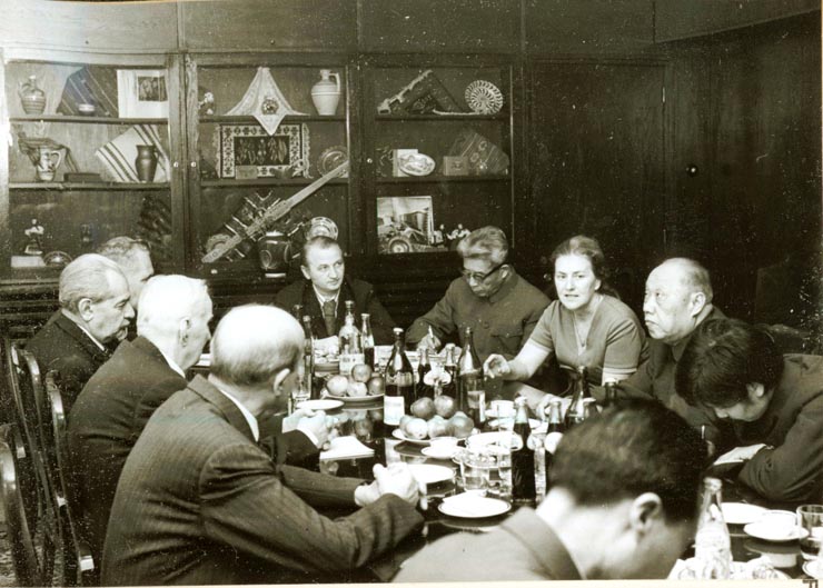 La invitaţia Institutului român pentru relaţiile culturale cu străinătatea şi a asociaţiei de prietenie româno-chineză, o delegaţie a Asociaţiei de prietenie a poporului chinez cu străinătatea şi a Asociaţiei China-România, condusă de Wang Pin-nan, preşedintele asociaţiei, a făcut o vizită în România. La sediul I.R.R.C.S. din str. M. Eminescu nr.8 (7.IV.)(6-16.IV.1978)