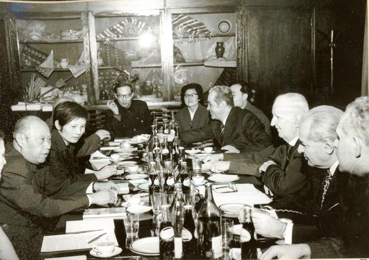 La invitaţia Institutului român pentru relaţiile culturale cu străinătatea şi a asociaţiei de prietenie româno-chineză, o delegaţie a Asociaţiei de prietenie a poporului chinez cu străinătatea şi a Asociaţiei China-România, condusă de Wang Pin-nan, preşedintele asociaţiei, a făcut o vizită în România. La sediul I.R.R.C.S. din str. M. Eminescu nr.8 (7.IV.)(6-16.IV.1978)