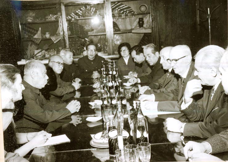 La invitaţia Institutului român pentru relaţiile culturale cu străinătatea şi a asociaţiei de prietenie româno-chineză, o delegaţie a Asociaţiei de prietenie a poporului chinez cu străinătatea şi a Asociaţiei China-România, condusă de Wang Pin-nan, preşedintele asociaţiei, a făcut o vizită în România. La sediul I.R.R.C.S. din str. M. Eminescu nr.8 (7.IV.)(6-16.IV.1978)