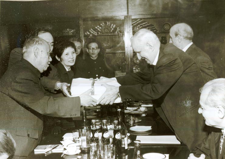 La invitaţia Institutului român pentru relaţiile culturale cu străinătatea şi a asociaţiei de prietenie româno-chineză, o delegaţie a Asociaţiei de prietenie a poporului chinez cu străinătatea şi a Asociaţiei China-România, condusă de Wang Pin-nan, preşedintele asociaţiei, a făcut o vizită în România. La sediul I.R.R.C.S. din str. M. Eminescu nr.8 (7.IV.)(6-16.IV.1978)