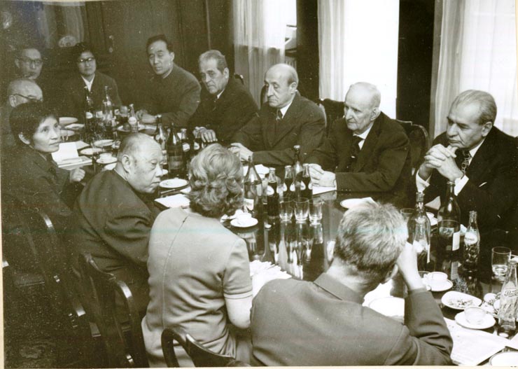 La invitaţia Institutului român pentru relaţiile culturale cu străinătatea şi a asociaţiei de prietenie româno-chineză, o delegaţie a Asociaţiei de prietenie a poporului chinez cu străinătatea şi a Asociaţiei China-România, condusă de Wang Pin-nan, preşedintele asociaţiei, a făcut o vizită în România. La sediul I.R.R.C.S. din str. M. Eminescu nr.8 (7.IV.)(6-16.IV.1978)