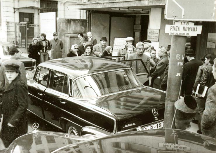 Vizita în România a delegaţiei Asociaţiei de prietenie a poporului chinez cu străinătatea şi a Asociaţiei de prietenie China-România, condusă de Wang Pin-nan, membru al Comitetului Permanent al Consiliului Naţional al Conferinţei Politice Consultative a Poporului Chinez, preşedintele Asociaţiei. În faţa sediului I.R.R.C.S. din str. M. Eminescu nr.8 (7.IV.)(6-16.IV.1978)