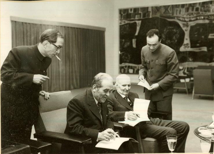 La invitaţia Institutului român pentru relaţiile culturale cu străinătatea şi a asociaţiei de prietenie româno-chineză, o delegaţie a Asociaţiei de prietenie a poporului chinez cu străinătatea şi a Asociaţiei China-România, condusă de Wang Pin-nan, preşedintele asociaţiei, a făcut o vizită în ţara noastră. La Muzeul de Istorie al P.C.R. (7.IV.)(6-16.IV.1978)