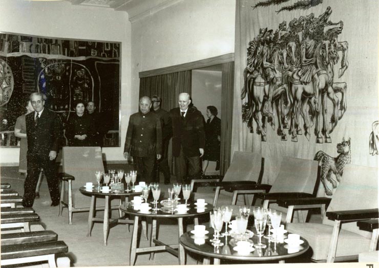 La invitaţia Institutului român pentru relaţiile culturale cu străinătatea şi a asociaţiei de prietenie româno-chineză, o delegaţie a Asociaţiei de prietenie a poporului chinez cu străinătatea şi a Asociaţiei China-România, condusă de Wang Pin-nan, preşedintele asociaţiei, a făcut o vizită în ţara noastră. La Muzeul de Istorie al P.C.R. (7.IV.)(6-16.IV.1978)