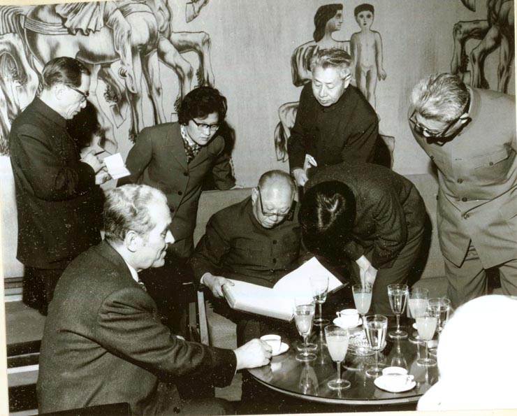 La invitaţia Institutului român pentru relaţiile culturale cu străinătatea şi a asociaţiei de prietenie româno-chineză, o delegaţie a Asociaţiei de prietenie a poporului chinez cu străinătatea şi a Asociaţiei China-România, condusă de Wang Pin-nan, preşedintele asociaţiei, a făcut o vizită în ţara noastră. La Muzeul de Istorie al P.C.R. (7.IV.)(6-16.IV.1978)