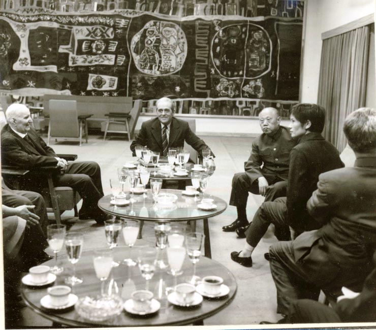 La invitaţia Institutului român pentru relaţiile culturale cu străinătatea şi a asociaţiei de prietenie româno-chineză, o delegaţie a Asociaţiei de prietenie a poporului chinez cu străinătatea şi a Asociaţiei China-România, condusă de Wang Pin-nan, preşedintele asociaţiei, a făcut o vizită în ţara noastră. La Muzeul de Istorie al P.C.R. (7.IV.)(6-16.IV.1978)