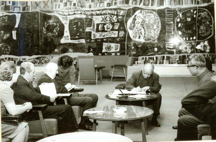 La invitaţia Institutului român pentru relaţiile culturale cu străinătatea şi a asociaţiei de prietenie româno-chineză, o delegaţie a Asociaţiei de prietenie a poporului chinez cu străinătatea şi a Asociaţiei China-România, condusă de Wang Pin-nan, preşedintele asociaţiei, a făcut o vizită în ţara noastră. La Muzeul de Istorie al P.C.R. (7.IV.)(6-16.IV.1978)