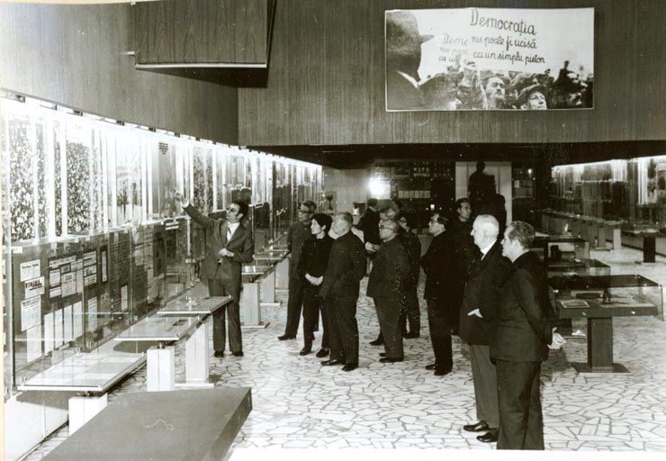 La invitaţia Institutului român pentru relaţiile culturale cu străinătatea şi a asociaţiei de prietenie româno-chineză, o delegaţie a Asociaţiei de prietenie a poporului chinez cu străinătatea şi a Asociaţiei China-România, condusă de Wang Pin-nan, preşedintele asociaţiei, a făcut o vizită în ţara noastră. La Muzeul de Istorie al P.C.R. (7.IV.)(6-16.IV.1978)