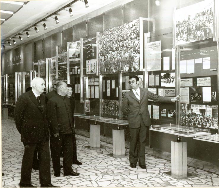 La invitaţia Institutului român pentru relaţiile culturale cu străinătatea şi a asociaţiei de prietenie româno-chineză, o delegaţie a Asociaţiei de prietenie a poporului chinez cu străinătatea şi a Asociaţiei China-România, condusă de Wang Pin-nan, preşedintele asociaţiei, a făcut o vizită în ţara noastră. La Muzeul de Istorie al P.C.R. (7.IV.)(6-16.IV.1978)