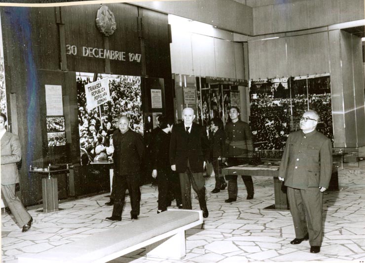 La invitaţia Institutului român pentru relaţiile culturale cu străinătatea şi a asociaţiei de prietenie româno-chineză, o delegaţie a Asociaţiei de prietenie a poporului chinez cu străinătatea şi a Asociaţiei China-România, condusă de Wang Pin-nan, preşedintele asociaţiei, a făcut o vizită în ţara noastră. La Muzeul de Istorie al P.C.R. (7.IV.)(6-16.IV.1978)