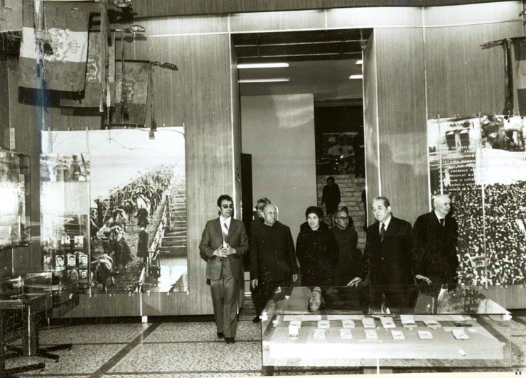 La invitaţia Institutului român pentru relaţiile culturale cu străinătatea şi a asociaţiei de prietenie româno-chineză, o delegaţie a Asociaţiei de prietenie a poporului chinez cu străinătatea şi a Asociaţiei China-România, condusă de Wang Pin-nan, preşedintele asociaţiei, a făcut o vizită în ţara noastră. La Muzeul de Istorie al P.C.R. (7.IV.)(6-16.IV.1978)