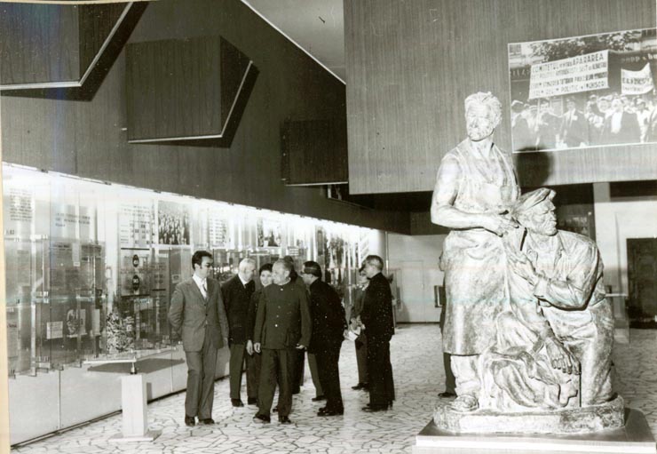 La invitaţia Institutului român pentru relaţiile culturale cu străinătatea şi a asociaţiei de prietenie româno-chineză, o delegaţie a Asociaţiei de prietenie a poporului chinez cu străinătatea şi a Asociaţiei China-România, condusă de Wang Pin-nan, preşedintele asociaţiei, a făcut o vizită în ţara noastră. La Muzeul de Istorie al P.C.R. (7.IV.)(6-16.IV.1978)