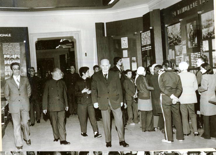 La invitaţia Institutului român pentru relaţiile culturale cu străinătatea şi a asociaţiei de prietenie româno-chineză, o delegaţie a Asociaţiei de prietenie a poporului chinez cu străinătatea şi a Asociaţiei China-România, condusă de Wang Pin-nan, preşedintele asociaţiei, a făcut o vizită în ţara noastră. La Muzeul de Istorie al P.C.R. (7.IV.)(6-16.IV.1978)