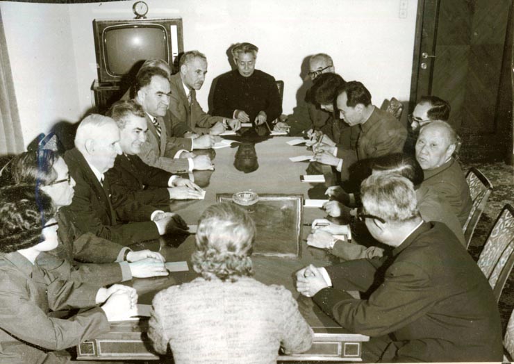 Primirea la sediul C.C. al P.C.R., de către Paul Niculescu – membru al Comitetului Politic Executiv şi Vasile Muşat – secretar al C.C. al P.C.R., a delegaţiei Asociaţiei de prietenie a poporului chinez cu străinătatea şi a Asociaţiei de prietenie China-România, condusă de Wang Pin-nan. Au mai participat: Dumitru Turcuş, I. Popescu-Puţuri, Ion Botar – secretar I.R.R.C.S. şi ambasadorul R.P. China la Bucureşti – Li Tinciuan. (14.IV.)(6-16.IV.1978)