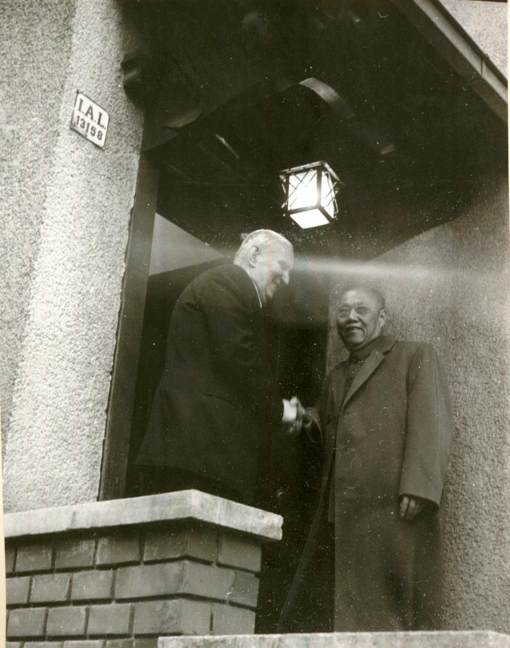 La invitaţia I.R.R.C.S. şi a Asociaţiei de prietenie româno-chineze, o delegaţie a Asociaţiei de prietenie a poporului chinez cu străinătatea şi a Asociaţiei de prietenie China-România, condusă de Wang Pin-nan, a făcut o vizită în ţara noastră. În vizită acasă la Ion Popescu Puţuri, preşedintele Asociaţiei de prietenie româno-chineză, bd. Aviatorilor nr.57.(6-16.IV.1978)