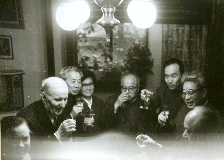 La invitaţia I.R.R.C.S. şi a Asociaţiei de prietenie româno-chineze, o delegaţie a Asociaţiei de prietenie a poporului chinez cu străinătatea şi a Asociaţiei de prietenie China-România, condusă de Wang Pin-nan, a făcut o vizită în ţara noastră. În vizită acasă la Ion Popescu Puţuri, preşedintele Asociaţiei de prietenie româno-chineză, bd. Aviatorilor nr.57.(6-16.IV.1978)