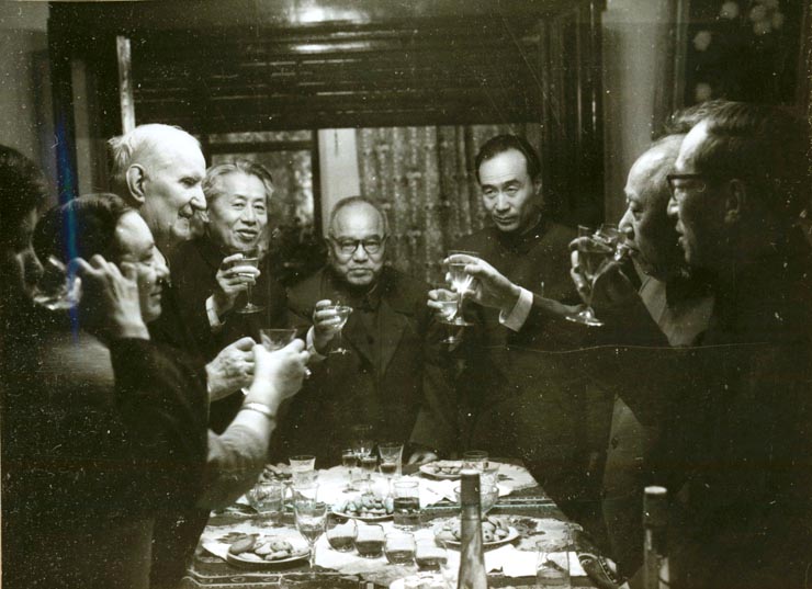 La invitaţia I.R.R.C.S. şi a Asociaţiei de prietenie româno-chineze, o delegaţie a Asociaţiei de prietenie a poporului chinez cu străinătatea şi a Asociaţiei de prietenie China-România, condusă de Wang Pin-nan, a făcut o vizită în ţara noastră. În vizită acasă la Ion Popescu Puţuri, preşedintele Asociaţiei de prietenie româno-chineză, bd. Aviatorilor nr.57.(6-16.IV.1978)