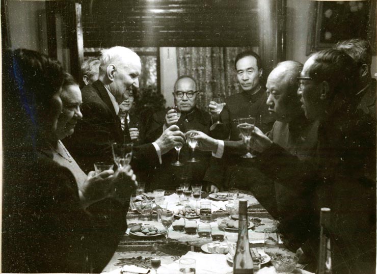 La invitaţia I.R.R.C.S. şi a Asociaţiei de prietenie româno-chineze, o delegaţie a Asociaţiei de prietenie a poporului chinez cu străinătatea şi a Asociaţiei de prietenie China-România, condusă de Wang Pin-nan, a făcut o vizită în ţara noastră. În vizită acasă la Ion Popescu Puţuri, preşedintele Asociaţiei de prietenie româno-chineză, bd. Aviatorilor nr.57.(6-16.IV.1978)