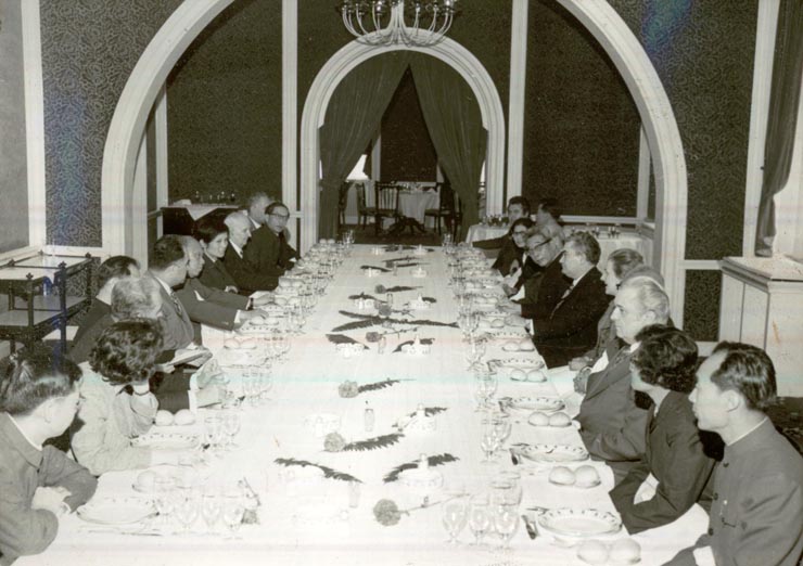 Dejun oferit la restaurantul „Cina” de Paul Niculescu şi Vasile Muşat în cinstea delegaţiei Asociaţiei de prietenie a poporului chinez cu străinătatea, condusă de Wang Pin-nan. Au mai participat: Dumitru Turcuş, I. Popescu-Puţuri, N.Cioroiu, Pavel Ştefan, Ion Botar şi Fetcu Alice de la I.R.R.C.S.; Lu Ţi-sin, consilier la Ambasada R.P. Chineze, precum şi ambasadorul R.P. China la Bucureşti, cu soţia. (14.IV.)(6-16.IV.1978)