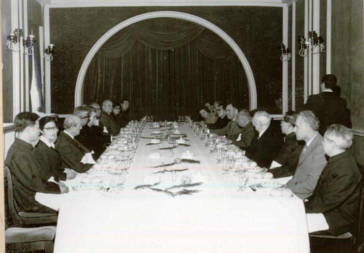 Dejun oferit la restaurantul „Cina” de Paul Niculescu şi Vasile Muşat în cinstea delegaţiei Asociaţiei de prietenie a poporului chinez cu străinătatea, condusă de Wang Pin-nan. Au mai participat: Dumitru Turcuş, I. Popescu-Puţuri, N.Cioroiu, Pavel Ştefan, Ion Botar şi Fetcu Alice de la I.R.R.C.S.; Lu Ţi-sin, consilier la Ambasada R.P. Chineze, precum şi ambasadorul R.P. China la Bucureşti, cu soţia. (14.IV.)(6-16.IV.1978)