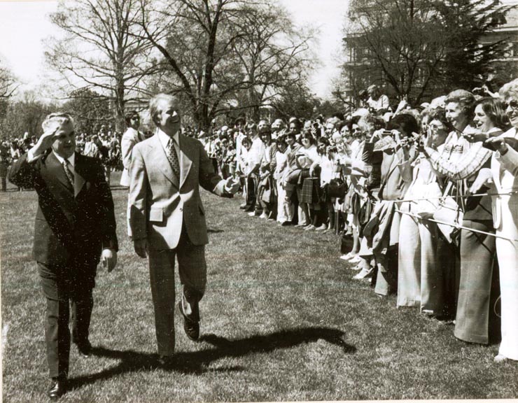 Vizita de stat a preşedintelui Nicolae Ceauşescu în S.U.A. la invitaţia preşedintelui american Jimmy Carter. Cei doi preşedinţi răspund ovaţiilor mulţimii aflate în parcul Casei Albe. (12.IV).(12-17.IV.1978)