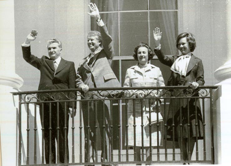 Vizita de stat a preşedintelui Nicolae Ceauşescu şi a Elenei Ceauşescu în S.U.A. la invitaţia preşedintelui american Jimmy Carter şi Rosalynn Carter. Salutând mulţimea din balconul Casei Albe. (12.IV.)(12-17.IV.1978)